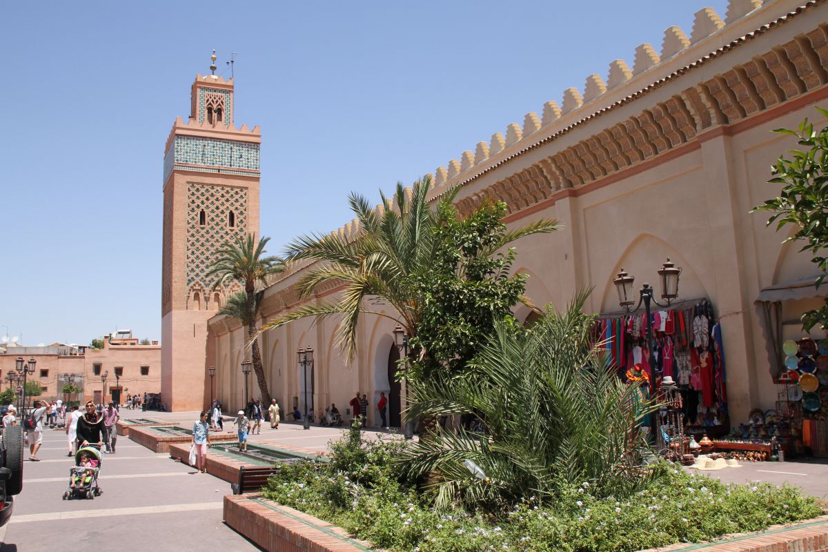Le minaret de la mosquée est remarquablement orné d’entrelacs surmonté d’un bandeau de faïence.