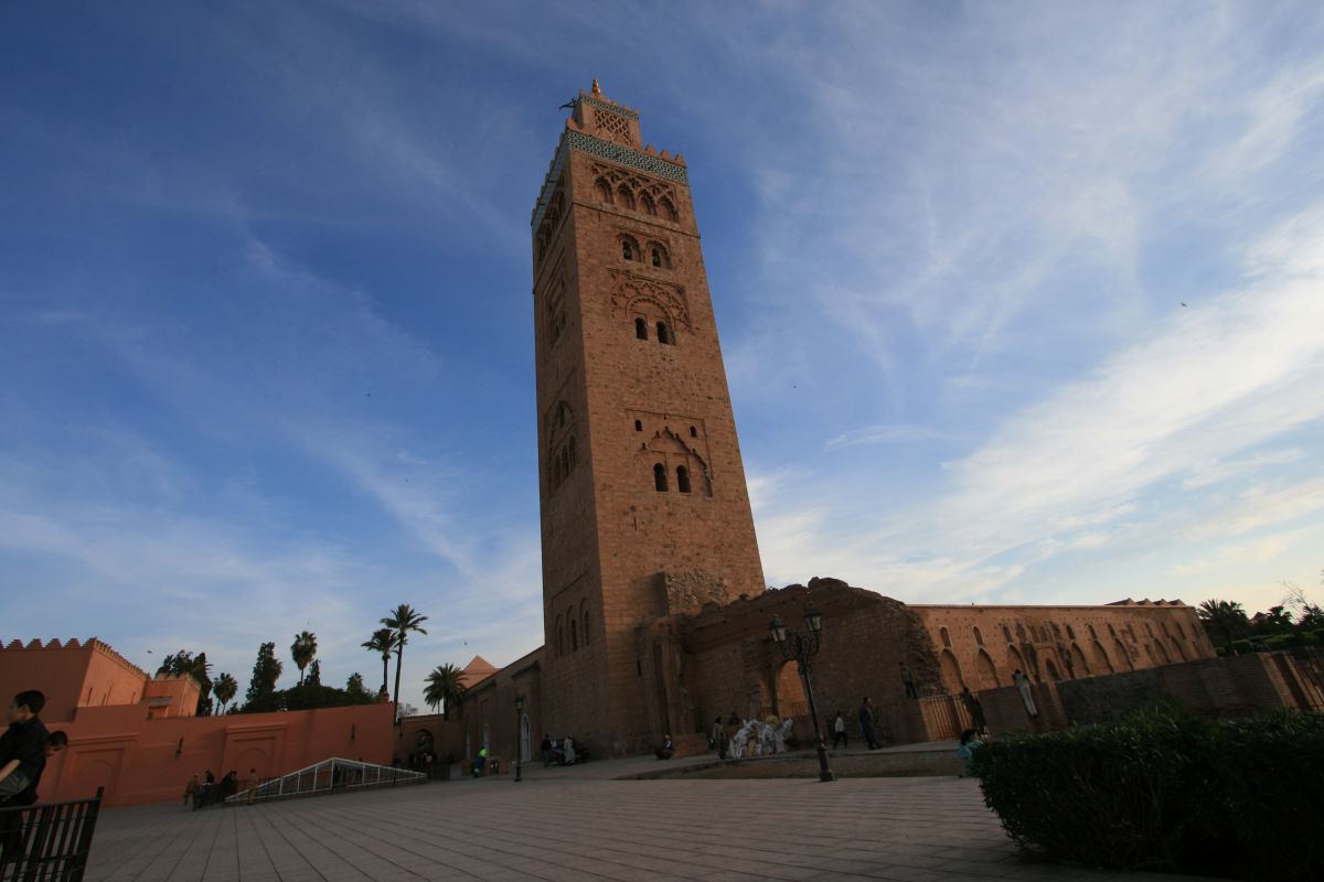 La koutoubia, vestige emblématique témoignant de la grandeur Almohade, surplombe la ville de Marrakech.