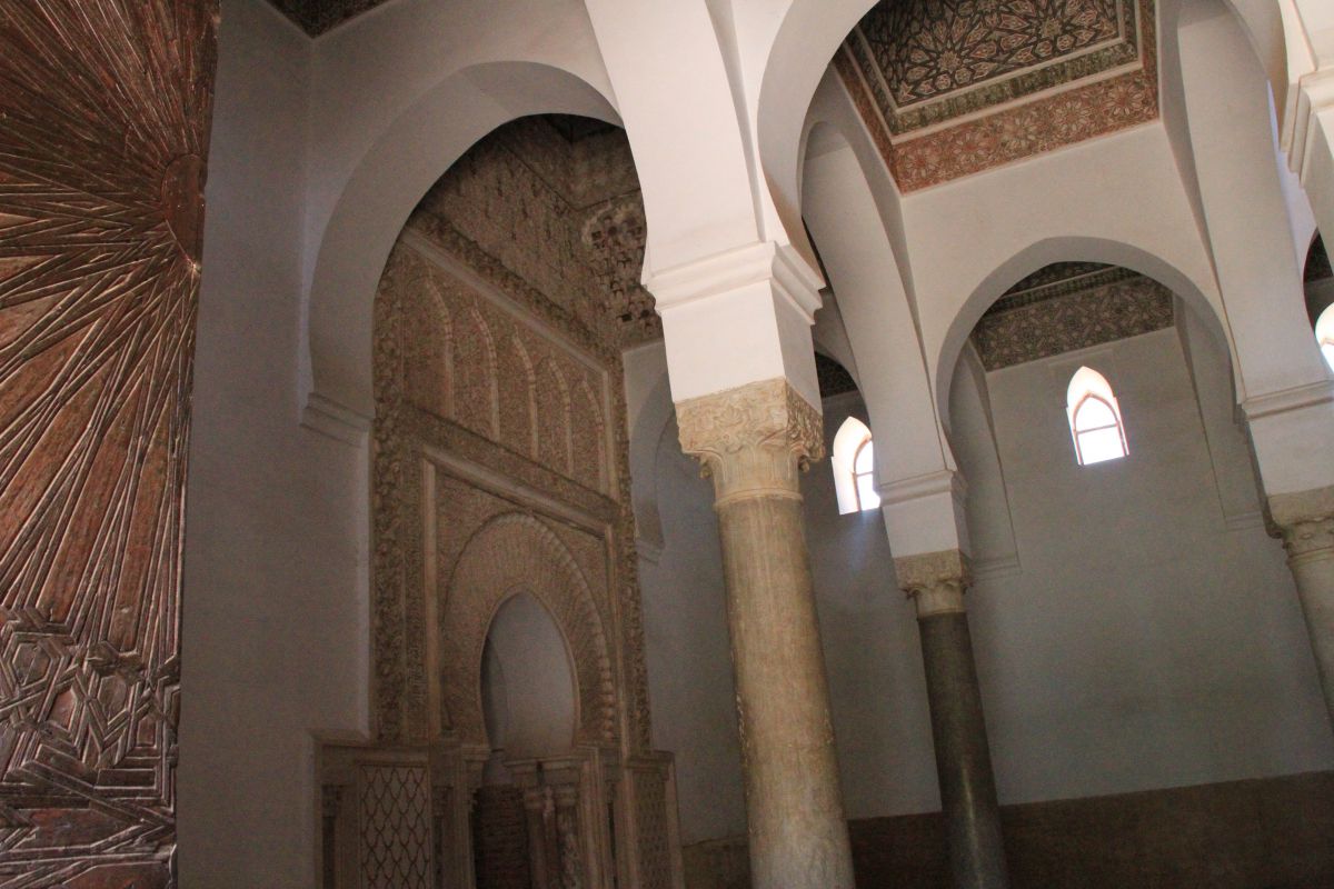 Magnifique mihrab dont l’arc brisé et outrepassé est soutenu par quatre demi-colonnes en marbre gris