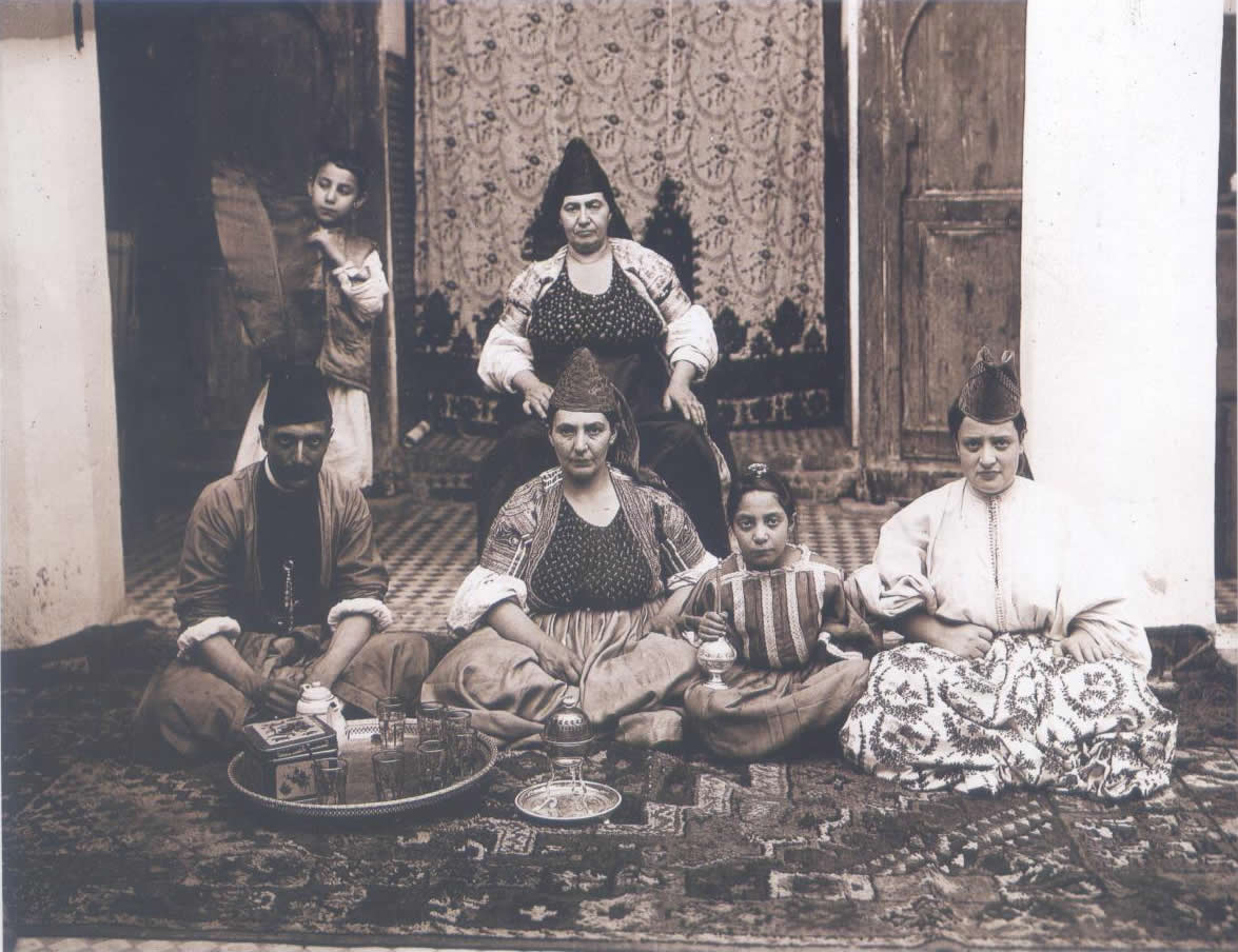 Famille juive de Marrakech. Photo prise par Gabriel Veyre en 1901