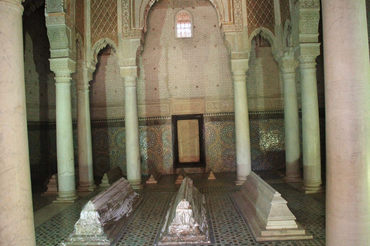 La salle des douze colonnes d’une pureté de ligne extraordinaire abrite la tombe du sultan Ahmed El Mansour mort de la peste en 1603